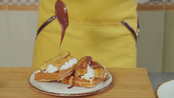 Fazendo waffles para sobremesa em casa . — Vídeo de Stock