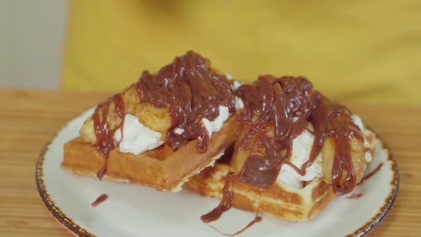 Bonito prato de waffle doce . — Vídeo de Stock