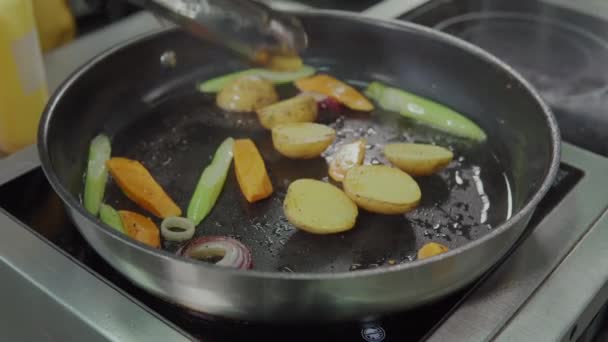 Stekning ingredienser på stek panna. — Stockvideo