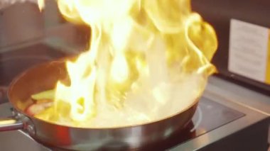 Bir restoranda yemek yapma profesyonel aşçı.