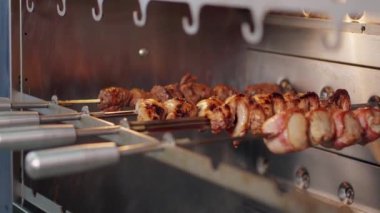 Bir restoranda pişirme Kebap.