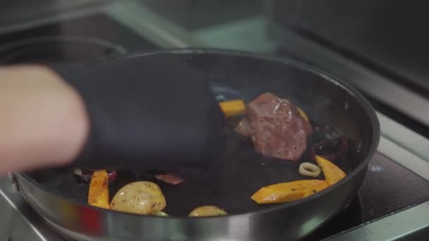 Freír verduras y carne en una sartén . — Vídeos de Stock