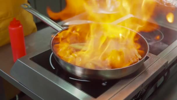 Pro Chef flambe tarzı yemek yapma. — Stok video