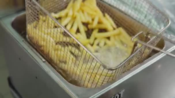 Cuisiner des frites dans un café . — Video