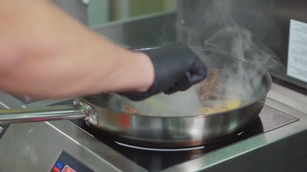 Фламбе стиль приготовления пищи . — стоковое видео