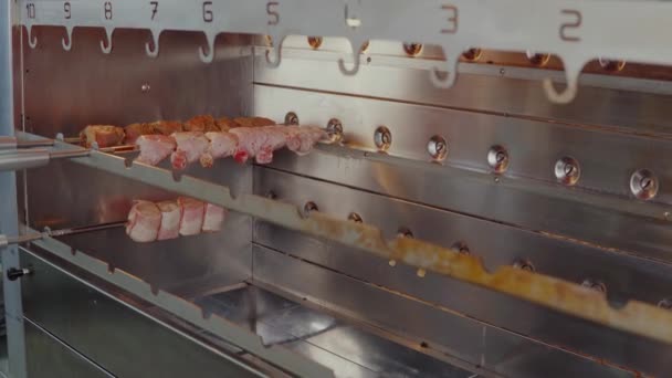 在餐厅厨房制作烤肉串. — 图库视频影像