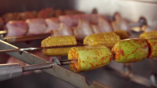 Vegetables and meat on a grill in a restaurant. — Stock Video