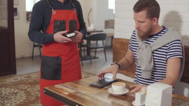 Man paying for food in cafe. — Stock Video