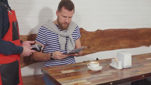 Adam para ile kart içinde Cafe — Stok video
