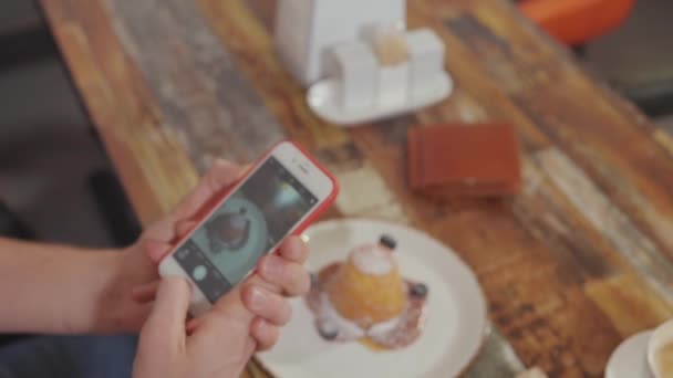 Homme en pause dans un café . — Video