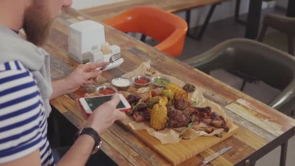 Człowiek robi zdjęcia jedzenia na smartfonie. — Wideo stockowe