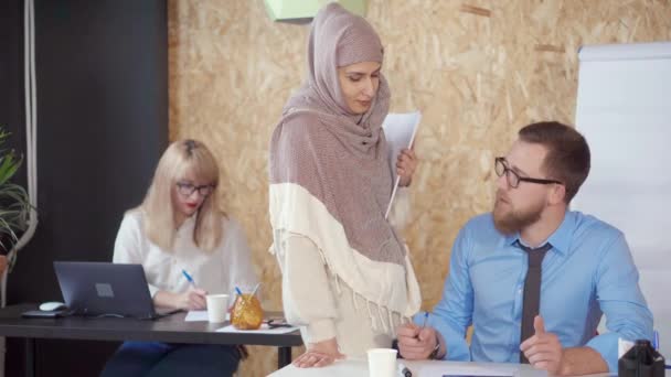 Multietniska människor är arbets kontor för företag tillsammans — Stockvideo