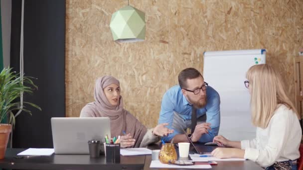 Trabajadores de oficinas multiétnicos masculinos y femeninos están haciendo una lluvia de ideas en el área de trabajo — Vídeos de Stock