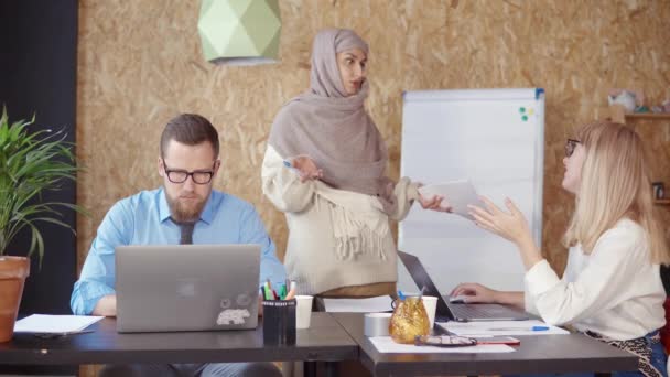 Arabski i kaukaski mężczyzna i kobiety pracują i rozmawiają w biurze — Wideo stockowe