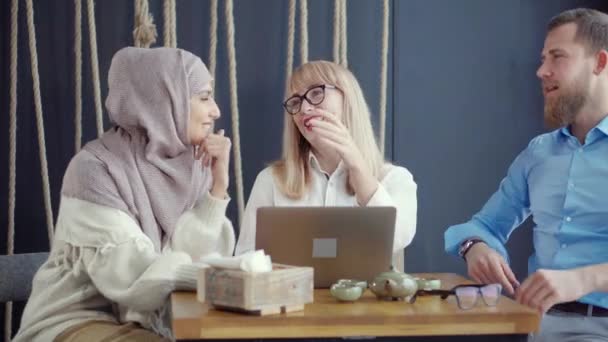 Взрослые многонациональные друзья общаются в кафе днем — стоковое видео