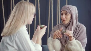 Dini Müslüman kadın ve onun kadın laik sarışın arkadaşı dost konuşuyoruz