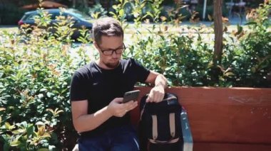 Bir Bench üzerinde Smartphone ürpertici adam.