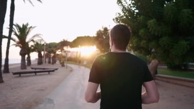 Adam yalnız sahilde çalışan.