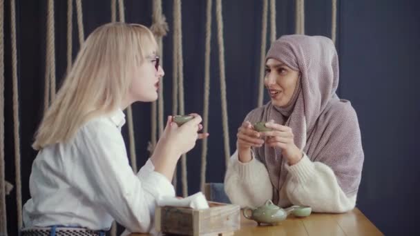 Verschillende tradities, religieuze en etnische vrouwen zitten samen in café — Stockvideo