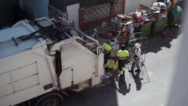 Barcelona, Spanien September 2018: Müllmänner bei der Arbeit auf den Straßen. — Stockvideo