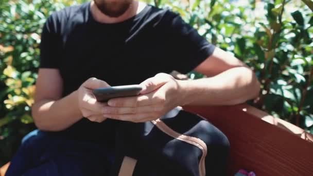 Чоловік тримає великий смартфон . — стокове відео