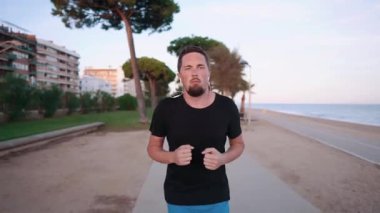 Jogger sakin deniz yakınında şehir rıhtımda alacakaranlık zamanında yalnız eğitim