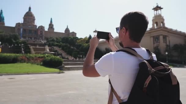 旅行者は、カタルーニャ国立美術館のスマートフォンビルで撮影しています — ストック動画