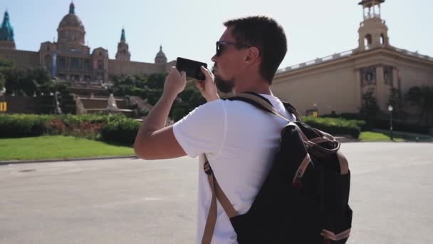 Turista masculino está tirando foto do museu de arte nacional da Catalunha em dia ensolarado — Vídeo de Stock