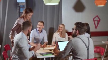 Genç yaratıcı insanlar ofis alanında tartışıyorlar, gülümsüyor ve gülüyor