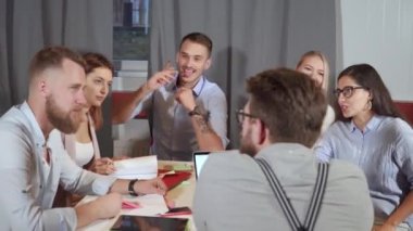 Grup iş arkadaşları, ofiste tanışma, neşeli sohbet