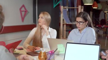 Kadın ve erkekler ofiste iş toplantısında kadın hoparlör dinliyor