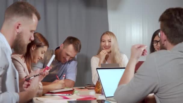 Блондинка-офисный работник выступает на рабочей встрече — стоковое видео