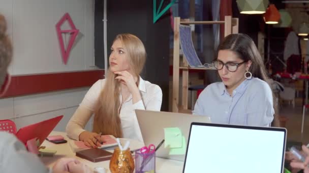 オフィスでのビジネスミーティングで女性と男性が女性スピーカーを聞き取り — ストック動画