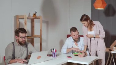 Kadın Yöneticisi ofiste erkek alt çalışanları ile tartışıyor