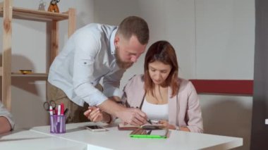 Kadın ofisinde Yöneticisi ile danışmanlık, o onun Notebook çizim