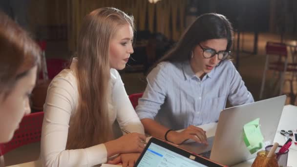 Сотрудницы женского офиса беседуют во время брифинга в рабочей комнате — стоковое видео