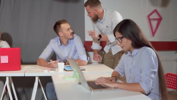 Mužský manažer pomáhá svým kolegům v oddělení SEO, procházky u stolů — Stock video