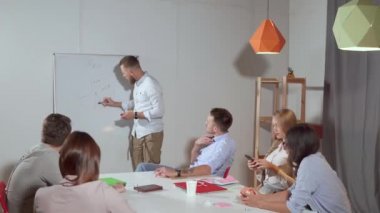 Yönetmen adam şirket yöneticileri için bir gelişme planı sunuyor,