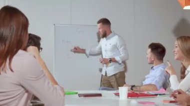 İş ortakları toplantı satış çizelgeleri inceliyor
