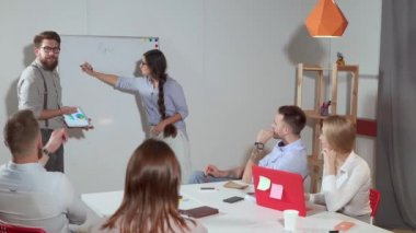 Erkek ve kadın iş arkadaşları ile Toplantı raporlarına sunum yapıyorlar.,