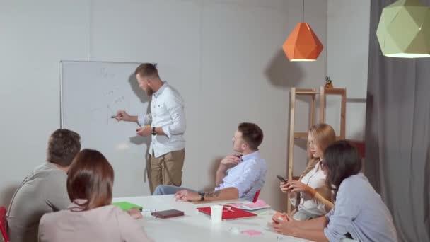 Director man presenteert aan managers van het bedrijf een plan van ontwikkeling, — Stockvideo