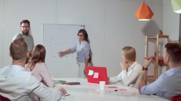 Мужчины и женщины-докладчики выступают на встрече с деловыми партнерами — стоковое видео