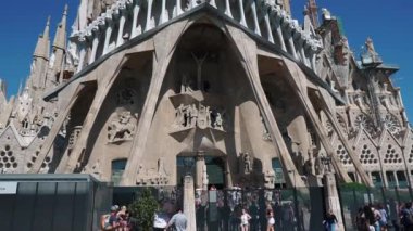 Barcelona, İspanya Eylül 2018. Sagrada Familia, dünyanın en büyük Katedrali içine almak için turistik bir sırada ayakta dünyanın her yerinden yüzlerce.