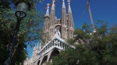 Barcelona, İspanya Eylül 2018. --Dan ateş altında çalışma vinç Sagrada Familia üzerinde. Antoni Gaudi tarafından farklı tarzda tasarlanmış Bazilikası.