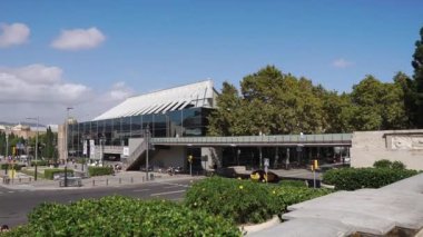 Barcelona, İspanya Eylül 2018. İnanılmaz Sanat Müzesi, güzel mimarisi ile modern şehir alanından kare Catalonias görünümünü.