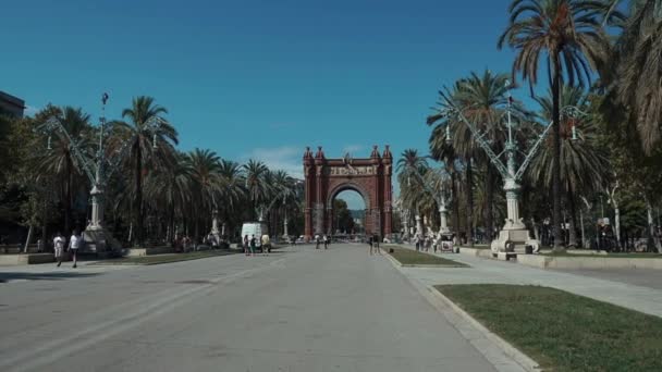 Barcelona, España Septiembre 2018. Turista vienen a visitar el famoso Acr de Triomf. El arco fue construido por el famoso arquitecto español Josep Vilaseca I en 1888 . — Vídeo de stock