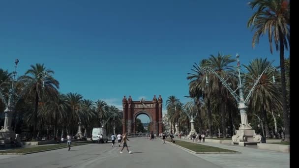 Barcelona, Spanje-September 2018. Beroemde Catalunya Arc de Triumf. Arc de Triumf in rode baksteen gebouwd in de late 19 eeuw. — Stockvideo