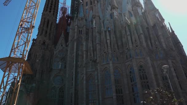 Barcelona, İspanya Eylül 2018. Aşağıdan Sagrada Familia vurdu. Dünyada en yüksek Katedrali inşa. — Stok video