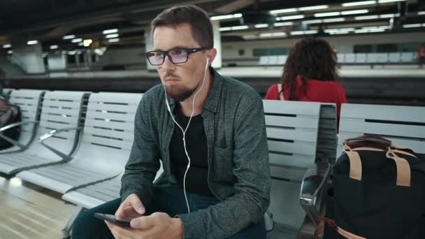 Barcellona, Spagna settembre 2018. Ritratto di un ragazzo casual con gli occhiali seduto nella metropolitana di Barcellona. Uomo in attesa di un trasporto pubblico . — Video Stock