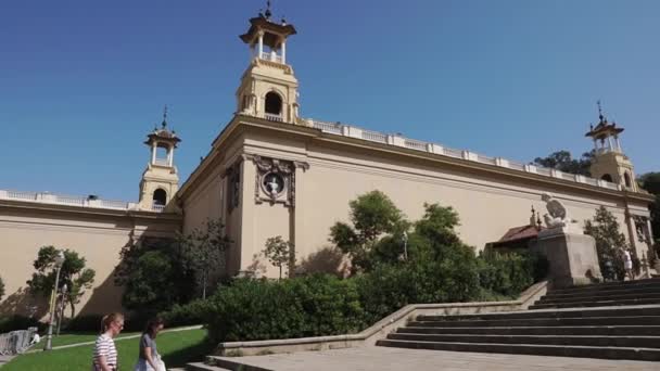 Barcelona, Španělsko září 2018. Národní muzeum umění v Katalánsku, desítky turistických chodit na oblast. Muzeum výtvarného umění v Barceloně, Španělsko. — Stock video